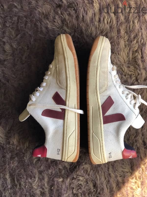 Veja v12 Shoes size 42 . 1