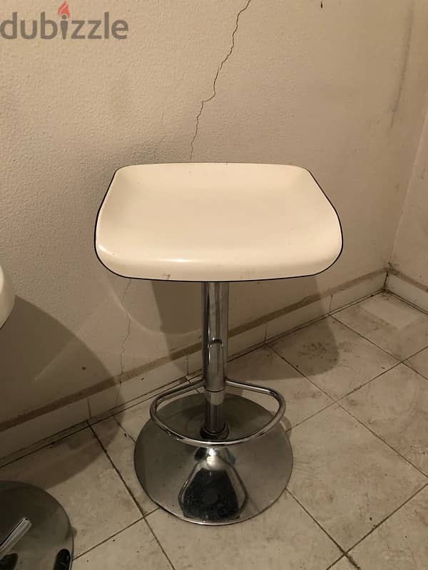 4 bar stools / bar chairs in excellent condition. 160$ 2