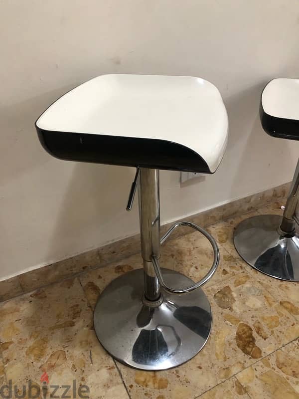 4 bar stools / bar chairs in excellent condition. 160$ 5