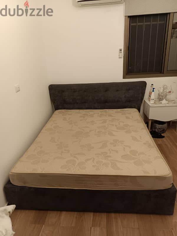 queen bed mattress 0