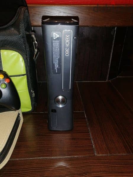 xbox 360 + free bag + 2 controllers + cd bag and more than 25 games 0