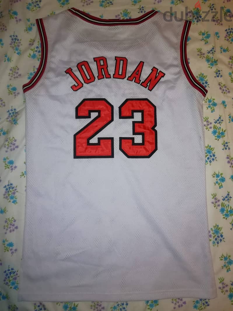 Chicago Bulls Michael Jordan #23 jersey size 44 by Nike for NBA final 5