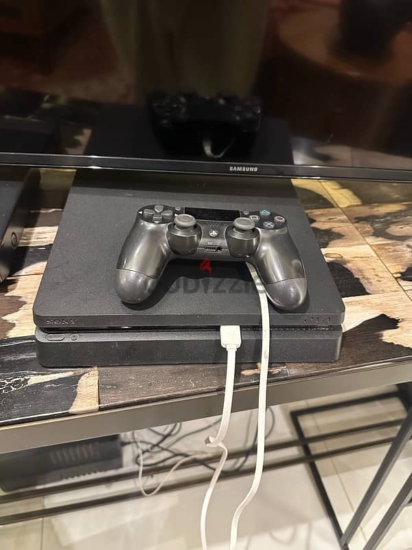 ps4 slim (mint condition) + 2 games + controller + UPS 0