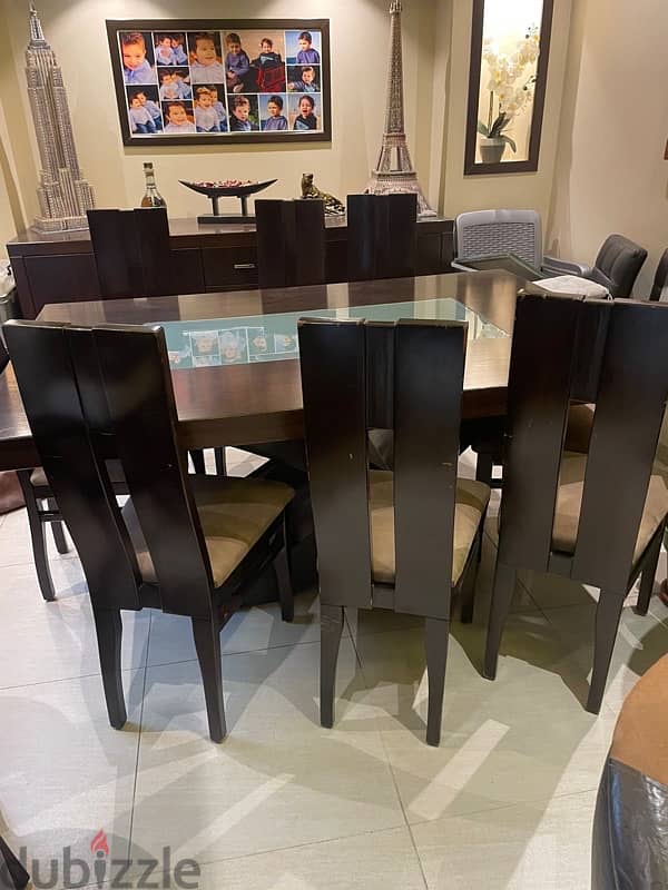 Dining table with 8 chairs + Dressoir 1