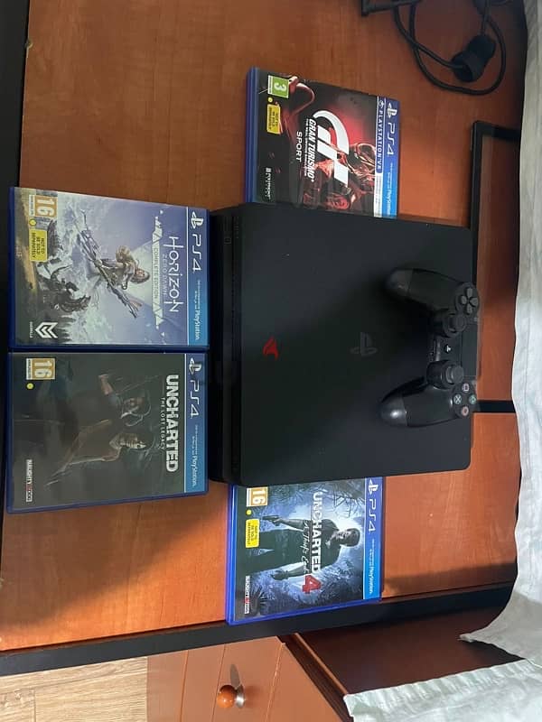 PS4 Slim | 500GB | 1 Controller + 4 CDs 0