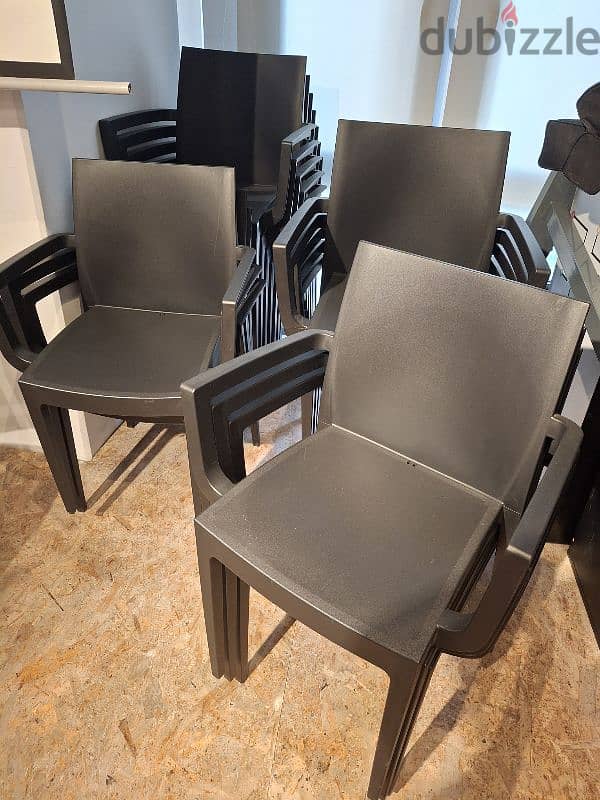 black chairs 0