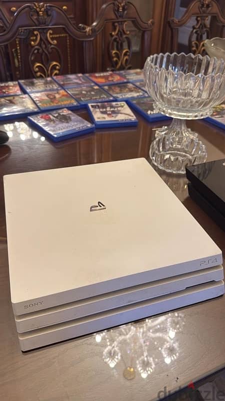 PS4 PRO 1TB with 5 CDs 0