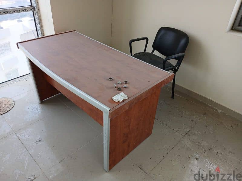 desk and chair 0