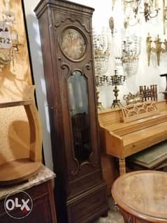ساعة أثرية قديمة خشب سنديان تعمل ممتازة جدا بالدقائق والساعات مميزة