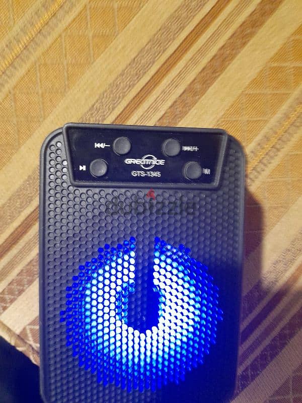 speaker with different lights 0