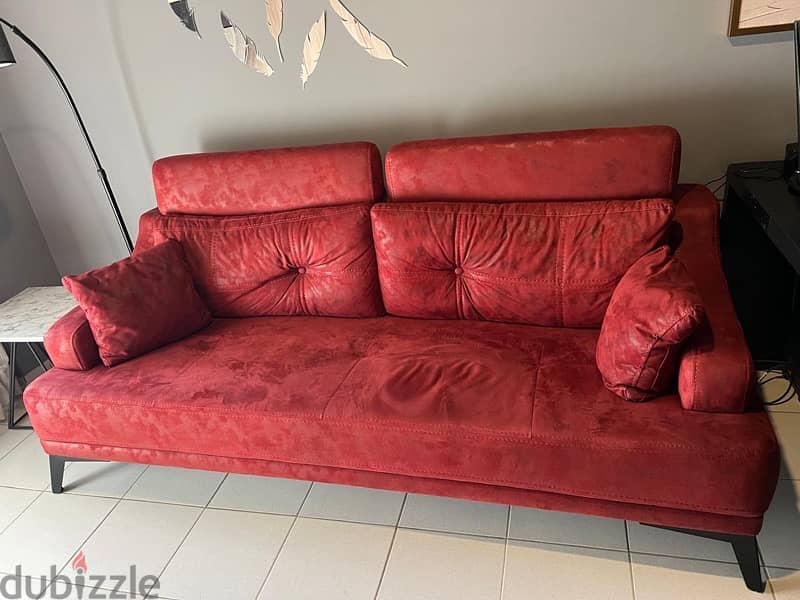 sofa red in good condition 0