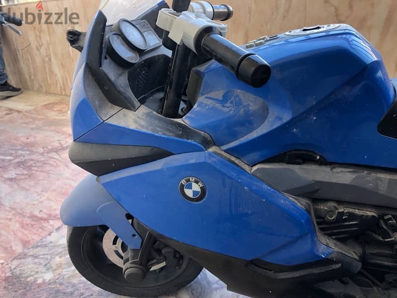 bmw motocycle with her key and her chager 5