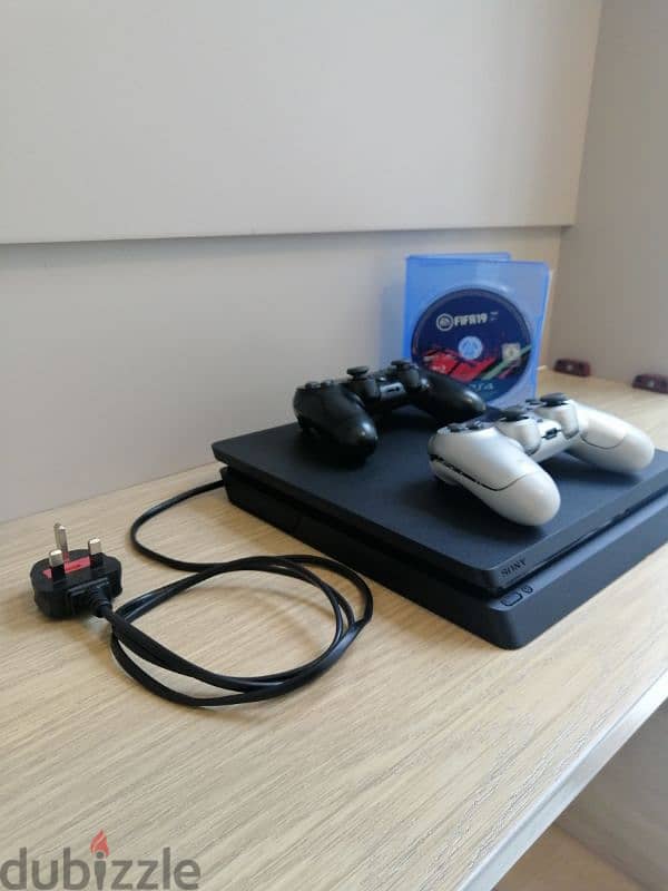 PS4 Slim 1 Terra used like new  . 2 Controllers. 1 CD FiFA +more thing 0