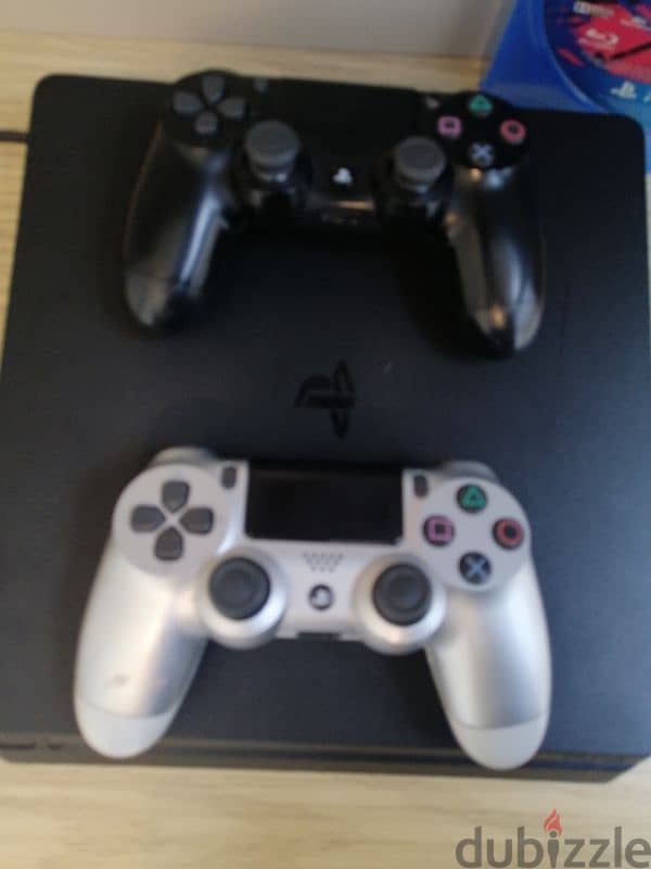 PS4 Slim 1 Terra used like new  . 2 Controllers. 1 CD FiFA +more thing 2