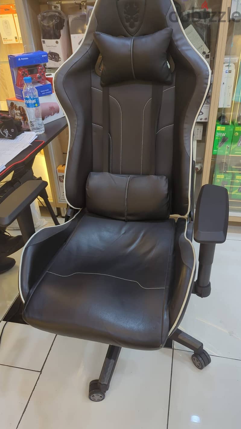 Deadskull Gaming Chair white/Black Exclusive & last price 0