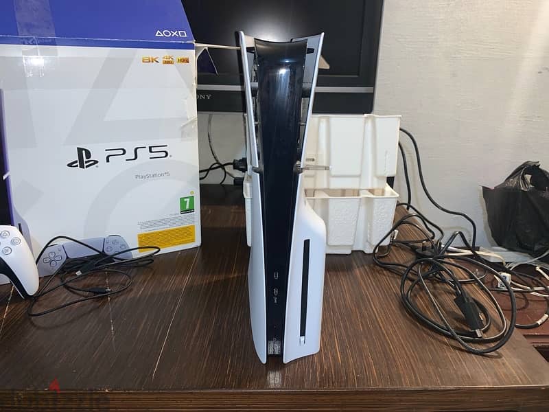 PS5 Slim, used only for 2 months 0