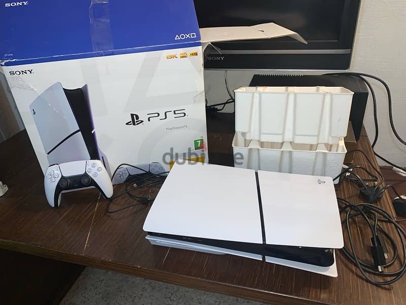 PS5 Slim, used only for 2 months 4