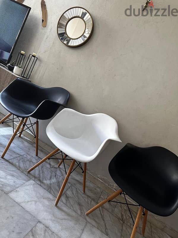 6 modern dining chairs like new. 240$ 3