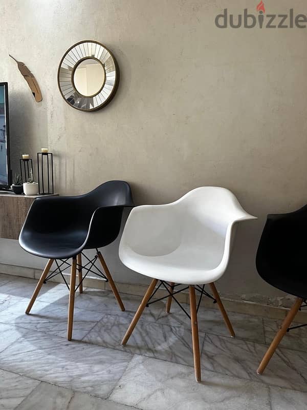 6 modern dining chairs like new. 240$ 4