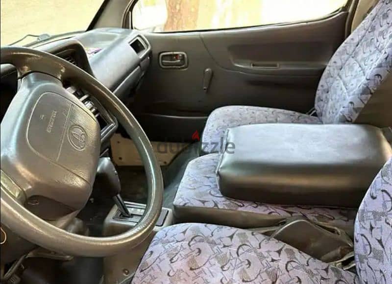 Toyota Hiace فان بالإسم 3