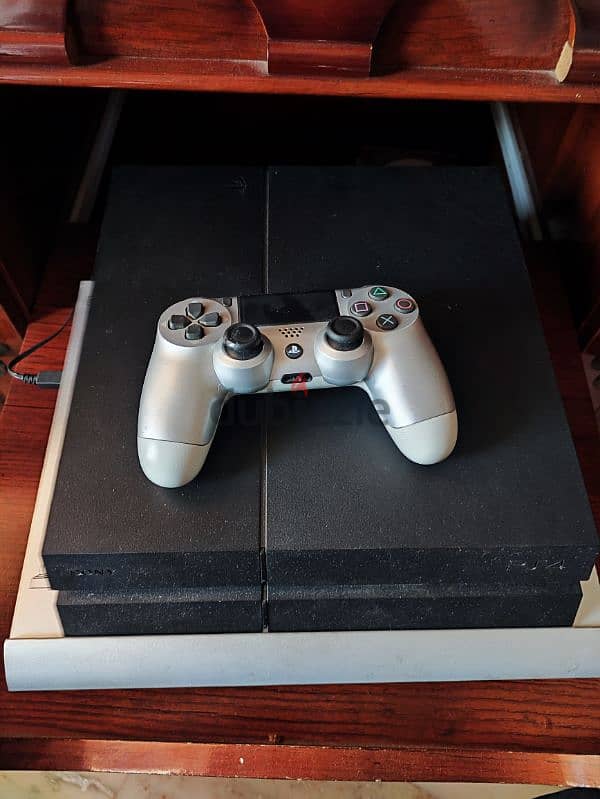 PS4 + Controller + UPS + 4 CDs 0