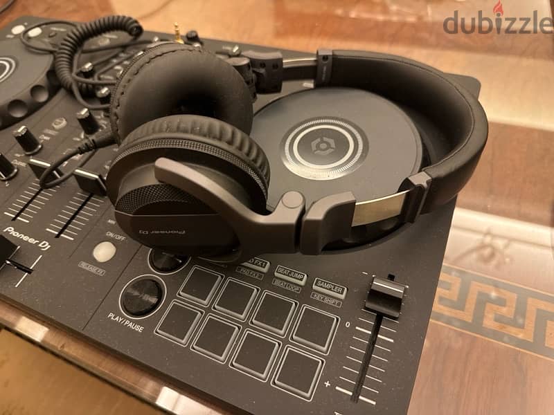 DDJ-FLX4 and Pioneer HDJ-CUE1 headphones 1