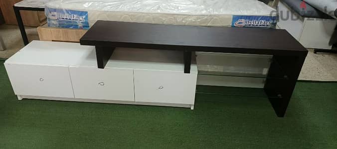 طاولة. تلفزيون    TV TABLE.