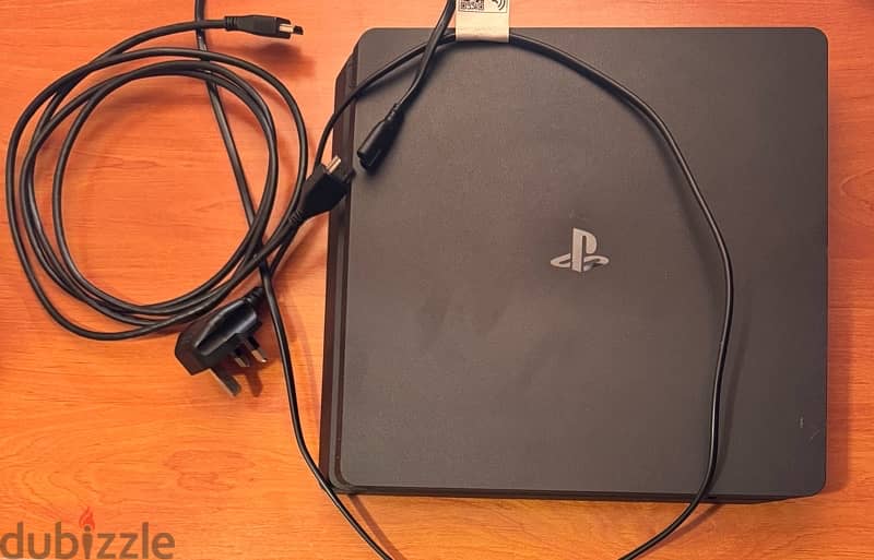 Playstation 4 slim + 2 controllers + CD 1