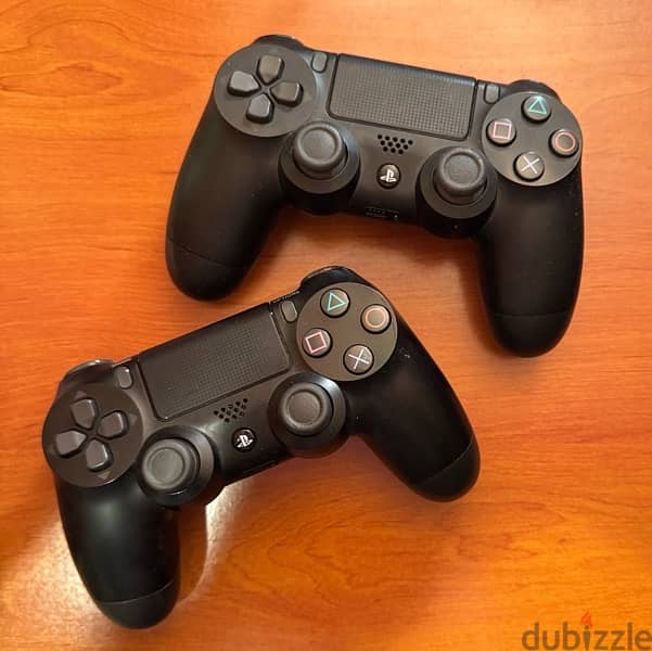 Playstation 4 slim + 2 controllers + CD 2