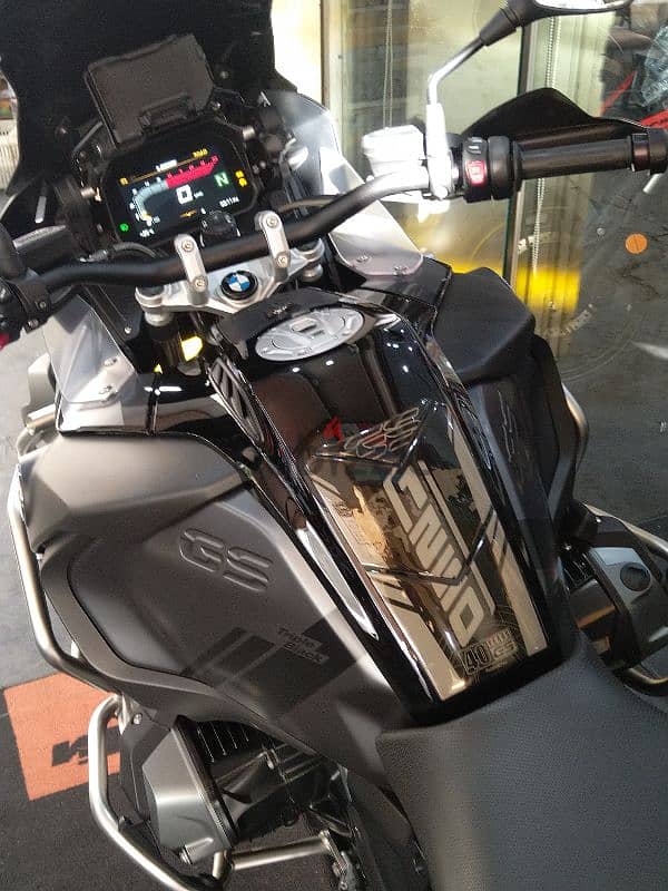 Bmw Gsa 1250cc Triple black only 6700klm on odo 16