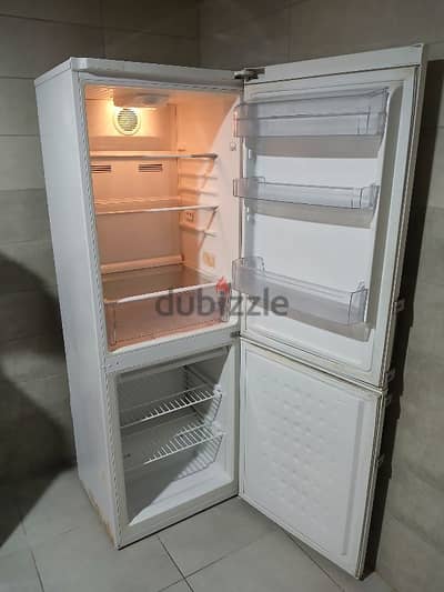 Beko fridge and freezer. براد مع ثلاجة