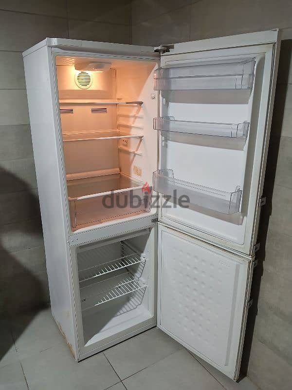 Beko fridge and freezer. براد مع ثلاجة 0