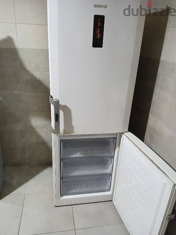 Beko fridge and freezer. براد مع ثلاجة 4