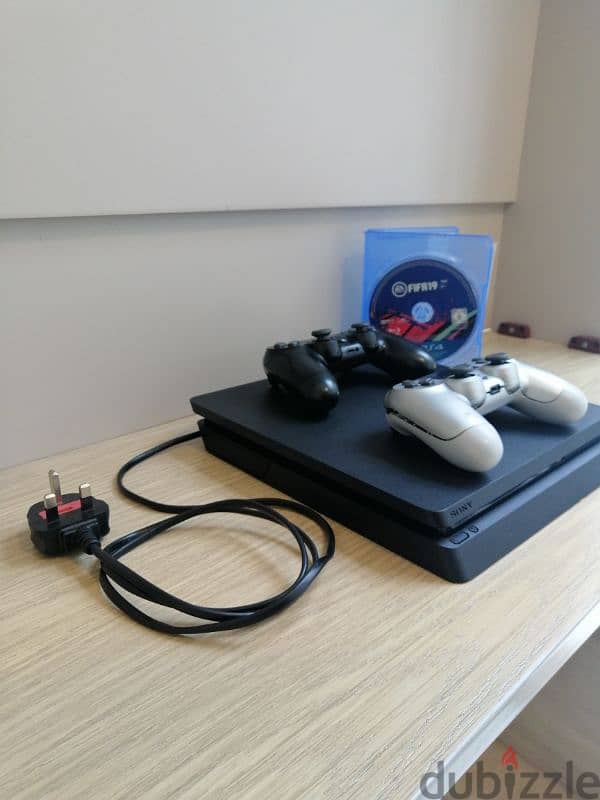 PS4 Slim 1 Terra used like new  . 2 Controllers  . 1 CD FiFA 0