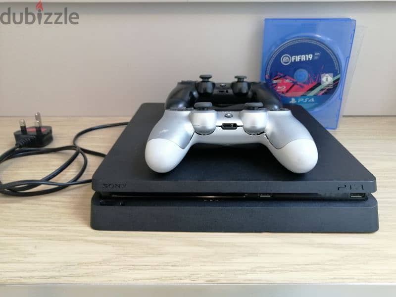 PS4 Slim 1 Terra used like new  . 2 Controllers  . 1 CD FiFA 3