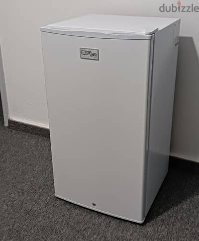 Small refrigerator Start Cool slightly used Very clean