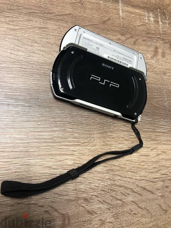 PSP Go + accessories (playstation portable go) 4