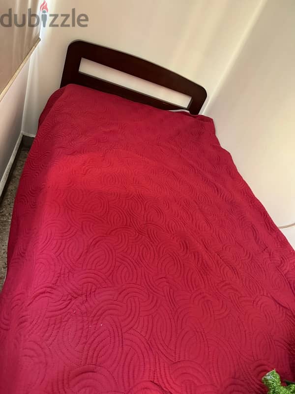 3 single beds with 3 mattresses 3