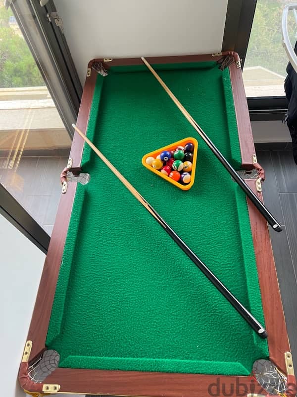 billiard table with balls & sticks 0