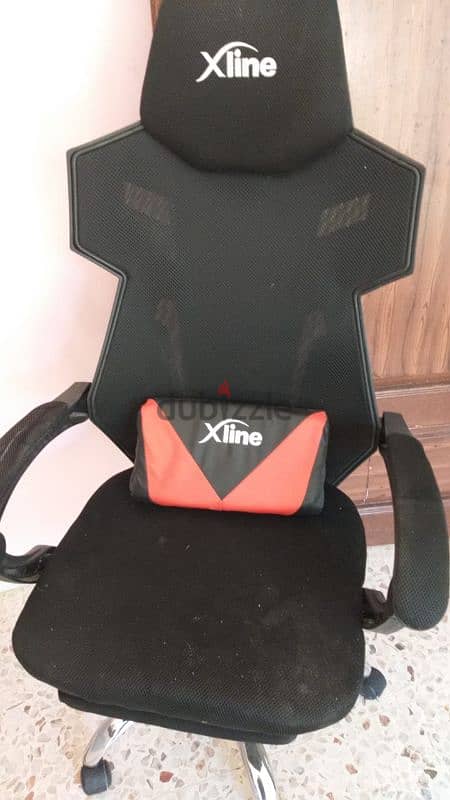 xline gaming chair + fantech adjustable rising desk 1