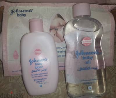 coffret Jhonsons & Jhonsons 500ml oil 200ml lotion + pochet