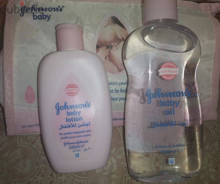 coffret Jhonsons & Jhonsons 500ml oil 200ml lotion + pochet 1