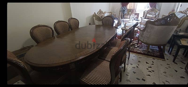 dinning table like new, low usage. 4