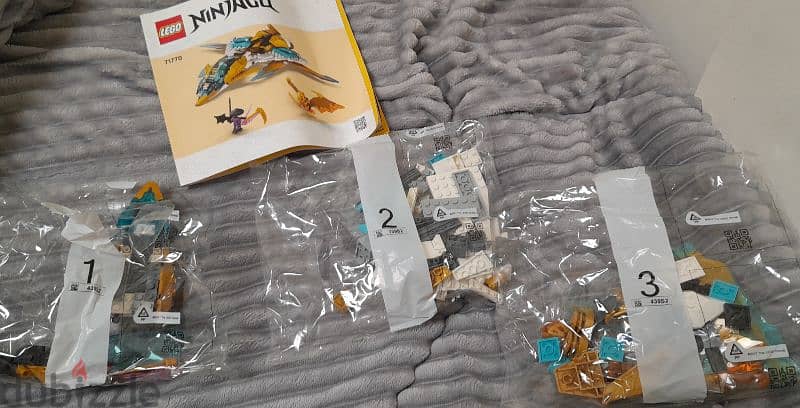 lego set 2 minifigures and little bit of pieces  missing 2