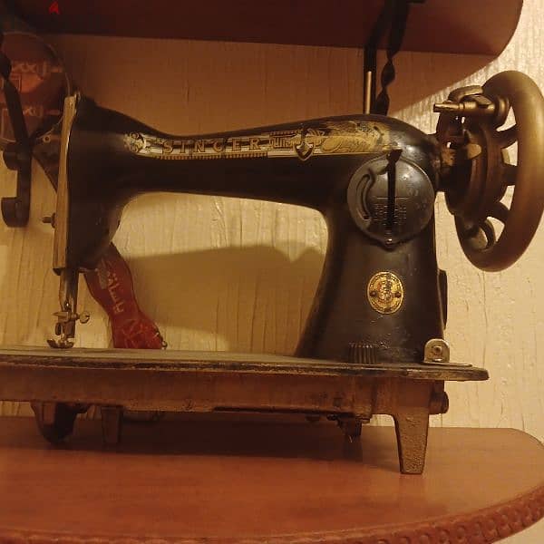 Antique Singer sewing machine 0