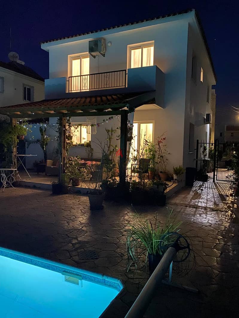 villa pool for sale in larnaca cyprusفيلا للبيع في قبرص 0