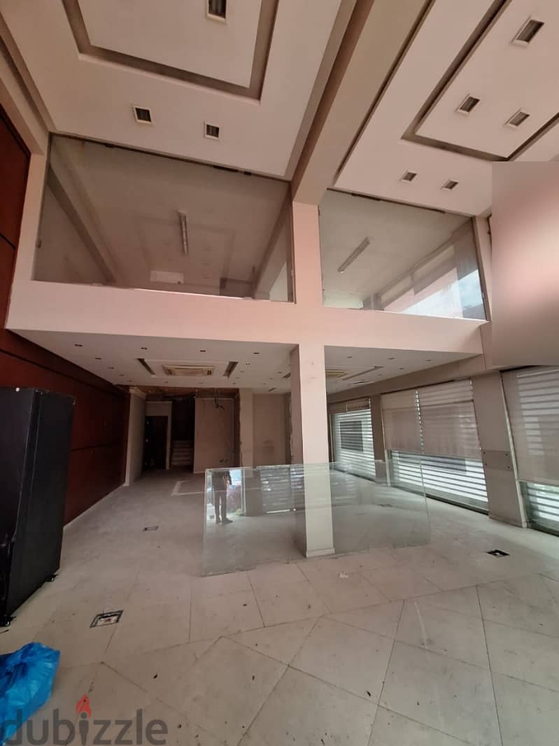 SPACIOUS SHOWROOM IN SIN EL FIL PRIME (650Sq) ON HIGHWAY, (HT-192) 0