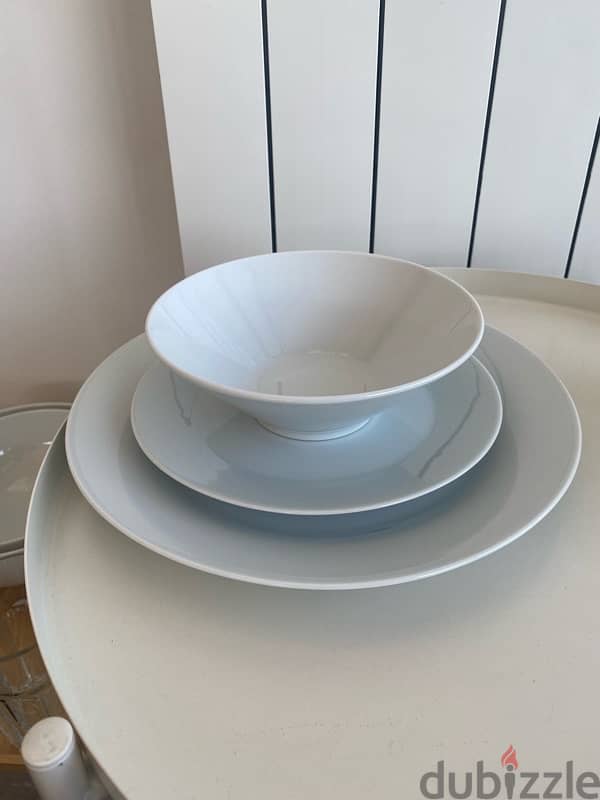 2 sets of plates (18 pieces each) 0