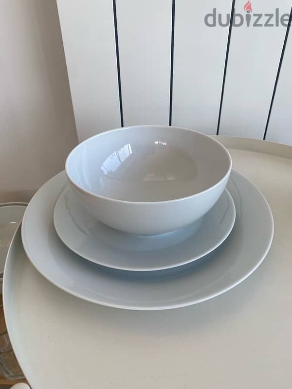 2 sets of plates (18 pieces each) 1