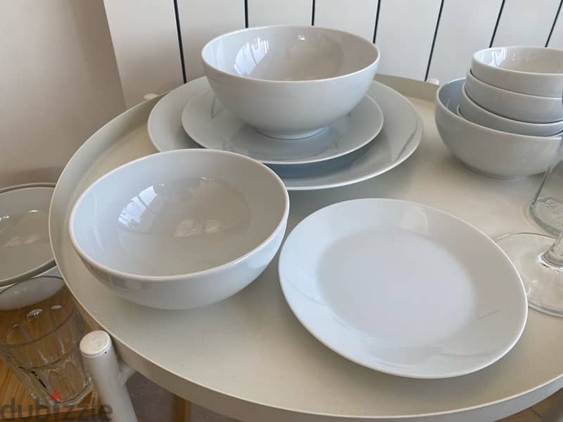 2 sets of plates (18 pieces each) 2